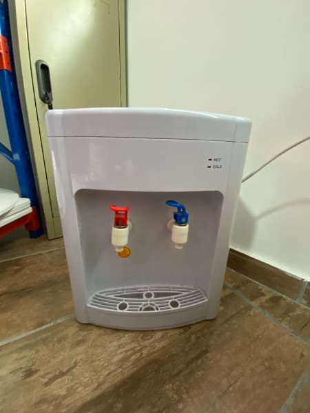 Dispensador de agua fría o caliente.