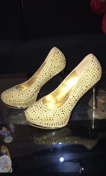 Zapato Taco Fino Dorado Brilloso