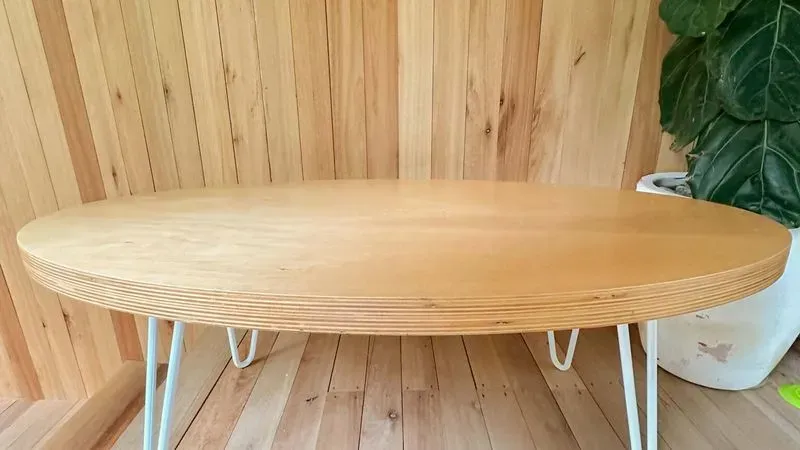Mesa Ovalada De Madera Y Hierro Blanco