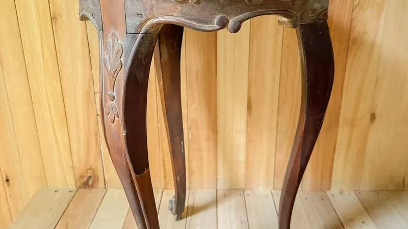 Mesa Auxiliar De Madera Labrada Antigua