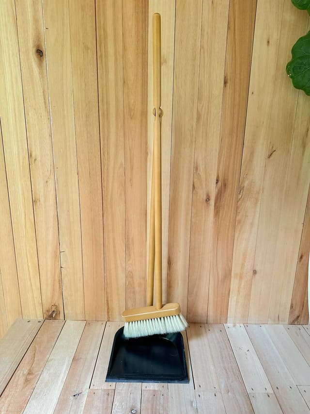 Escoba Y Pala En Madera — foto 3