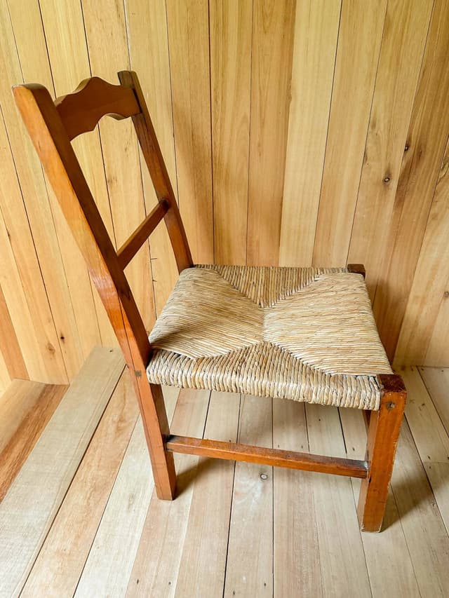 Silla Antigua Madera Mimbre - Para Decoración O Set De Filmación — foto 3