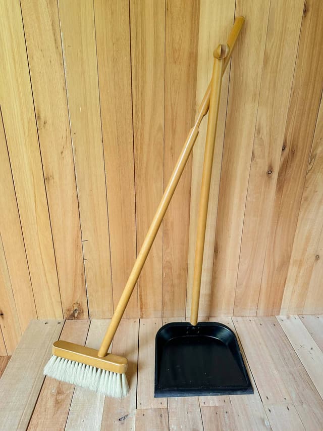 Escoba Y Pala En Madera — foto 2