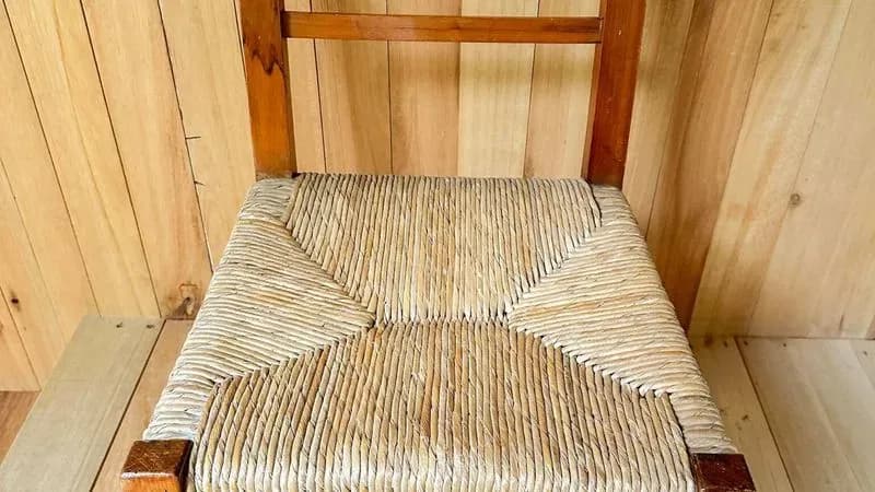 Silla Antigua Madera Mimbre - Para Decoración O Set De Filmación