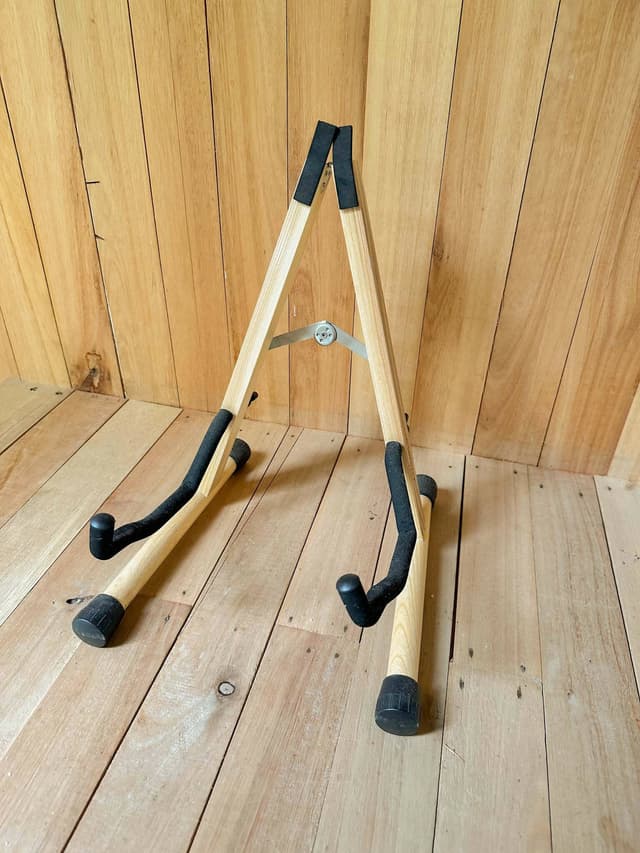 Soporte De Guitarra En Madera - Para Decoración O Set De Filmación — foto 2