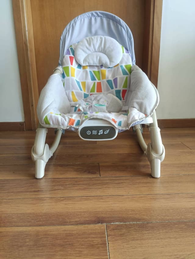 Silla Mecedora Para Bebé Con Regulador De Inclinación, Vibración Y Música — foto 2