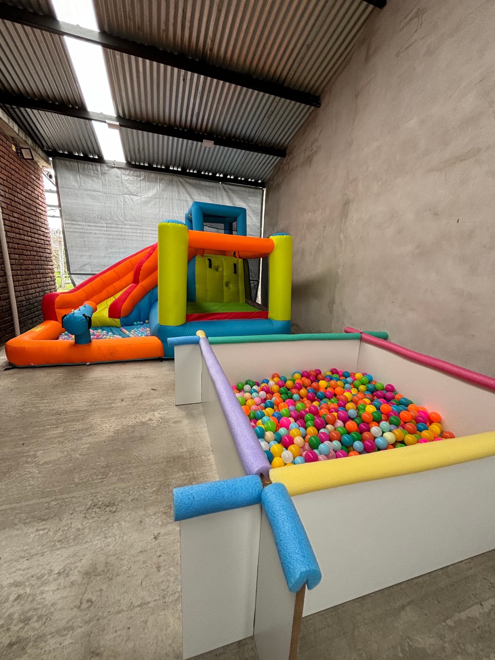 Pack Castillo Inflable Y Pelotero: ¡más De 600 Pelotas De Diversión! 4 Horas De Alquiler